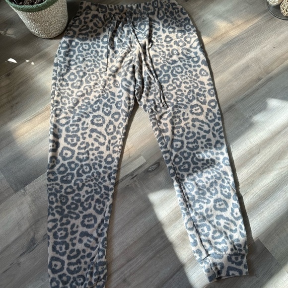 Leopard print Size medium fuzzy cozy pants - Picture 6 of 8